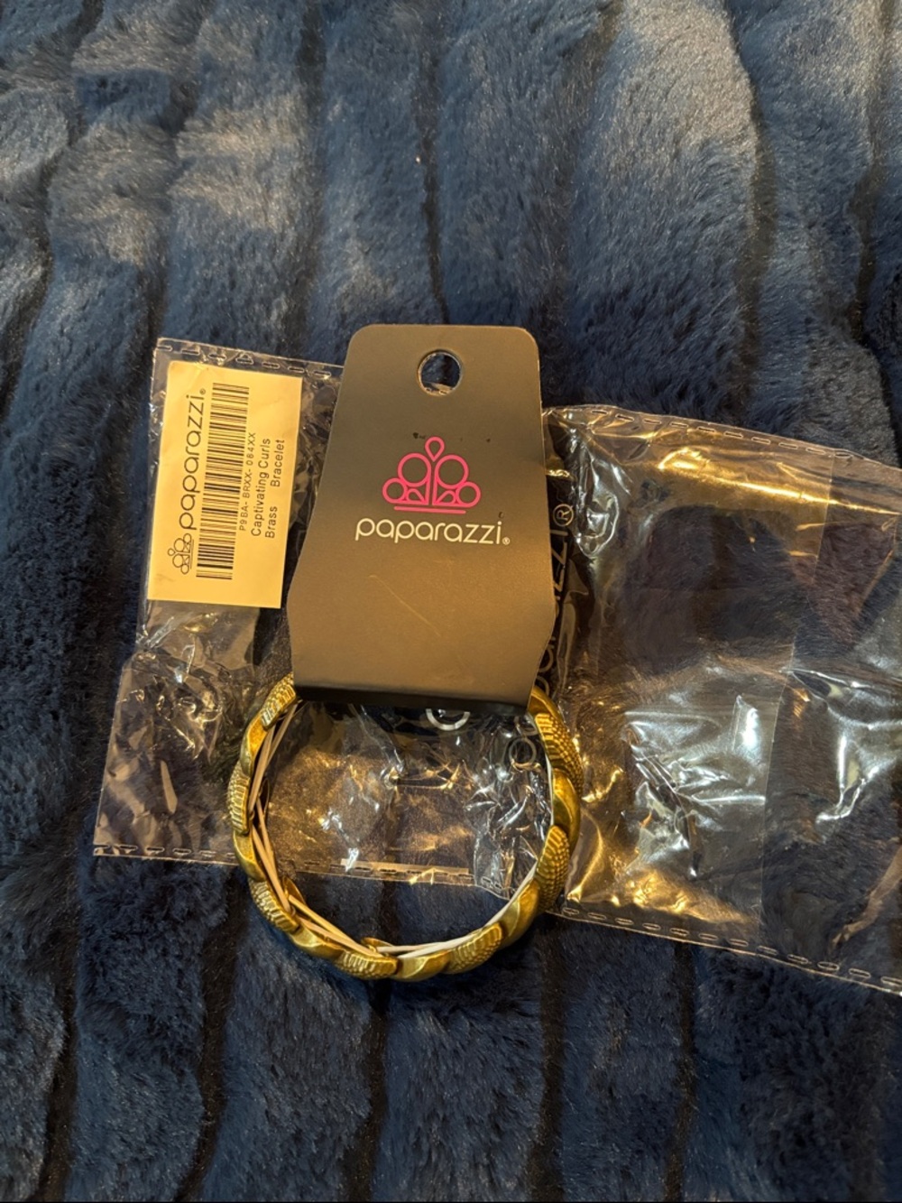 paparazzi Gold Leaf-Textured Twist Bangle
